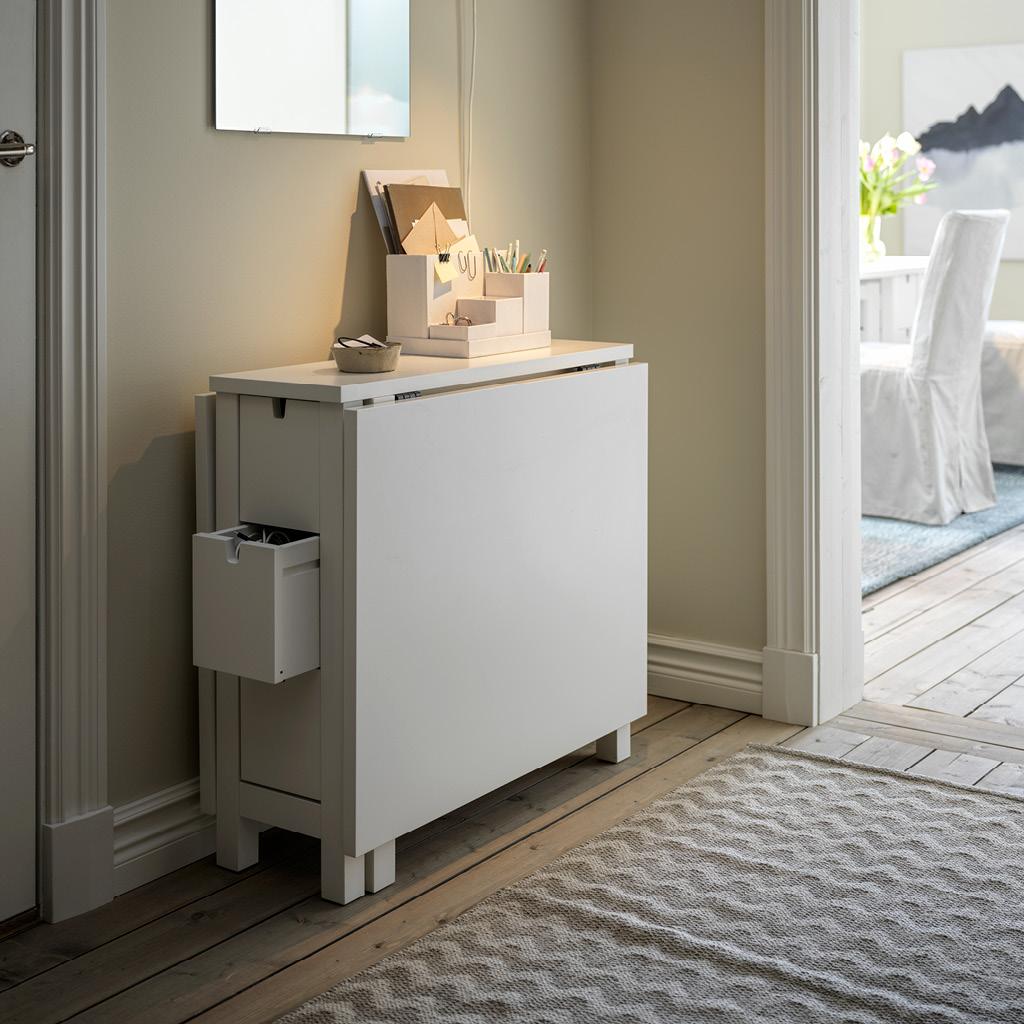 Ein weißer NORDEN Klapptisch steht in einem Vorraum