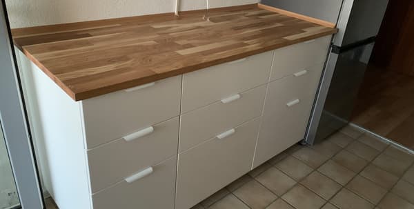 Ein weißer Schrank von der neuen Küche.