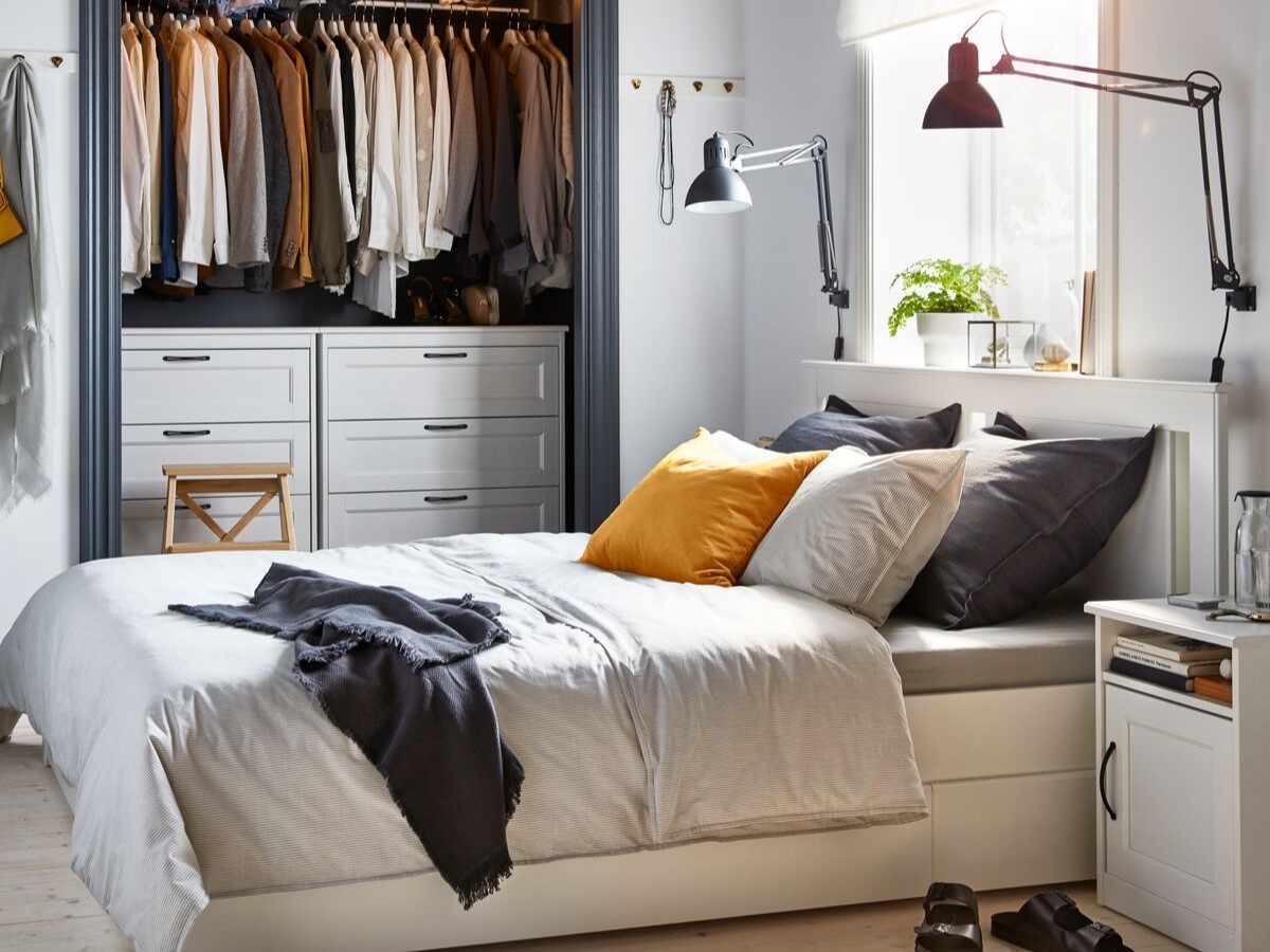ein-weisses-bett-mit-grauere-bettwaesche-einem-nachtkaestche-27bfe462c839f8313ad6a98f7a3ad2b3.jpg?f=sg