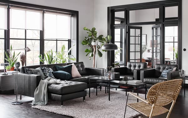 Ein Wohnzimmer in Schwarz, Beige und Weiß und LANDSKRONA 2er-Sofa und Récamiere mit den Bezügen „Grann“ und „Bomstad“ in Schwarz und Metallbeinen