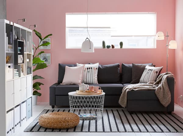 Ein Wohnzimmer mit FRIHETEN Eckbettsofa mit Bezug „Skiftebo“ in Dunkelgrau