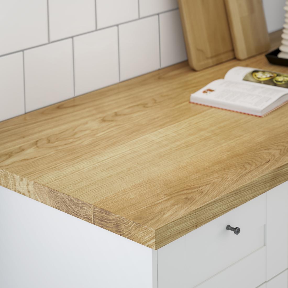 Eine Arbeitsplatte in einer weißen Küche, auf der ein Kochbuch liegt