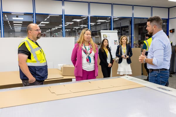 Eine ausführliche Tour durch das Logistikzentrum durfte nicht fehlen