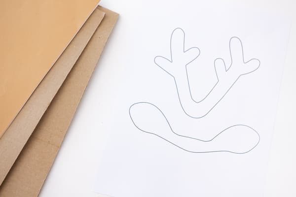 Eine Bastelvorlage für ein Rentiergeweih.