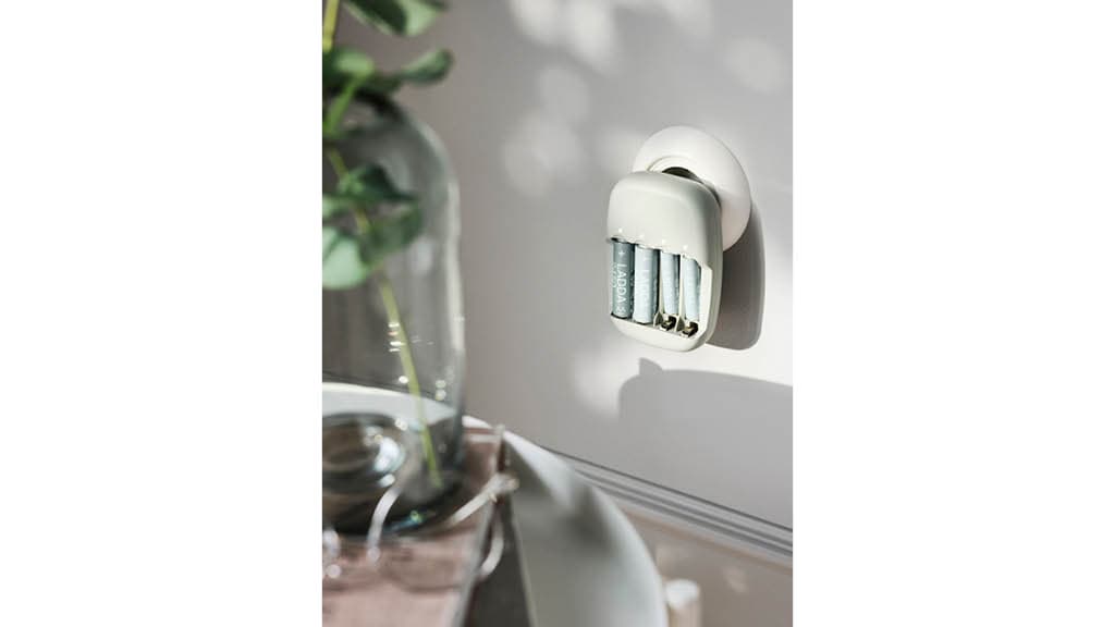 Eine Batterie Akku Aufladegerät LADDA steckt in einer Steckdose umgeben von Pflanzen