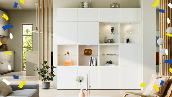 Eine BESTÅ Aufbewahrungskombination in Weiß/Lappvikenweiß mit Türen