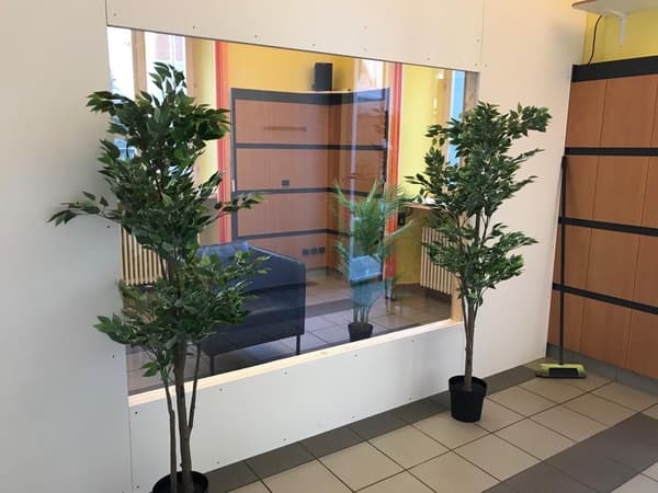 Eine Besucherbox im Altersheim mit Plexiglasscheibe