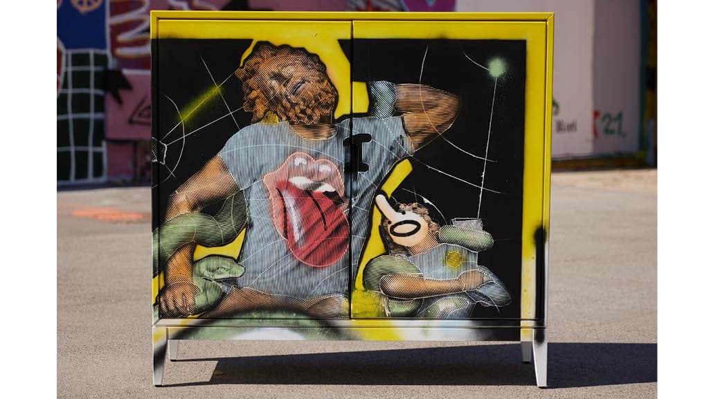 Eine bunte Kommode, die vom Wiener Künstler ARTIS.LOVE gestaltet wurde.