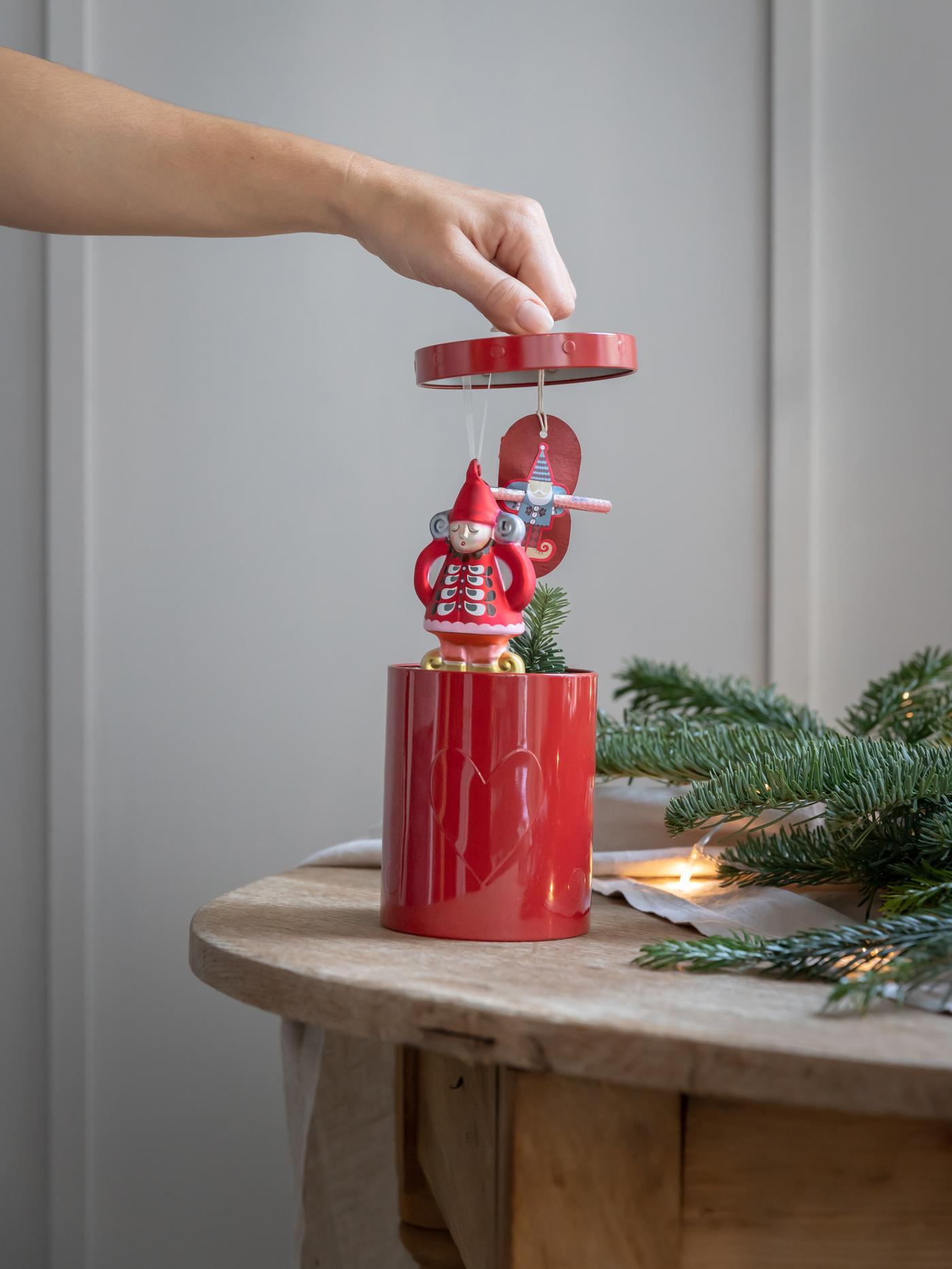 Eine Dose als Geschenkidee auf einem Holztisch.