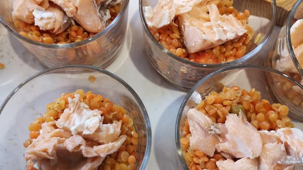 Eine Energie Bowl von IKEA mit Linsen und Lachs