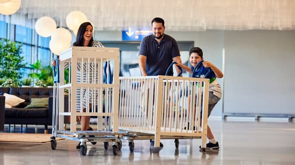 Eine Familie bringt IKEA Produkte zu IKEA zurück.