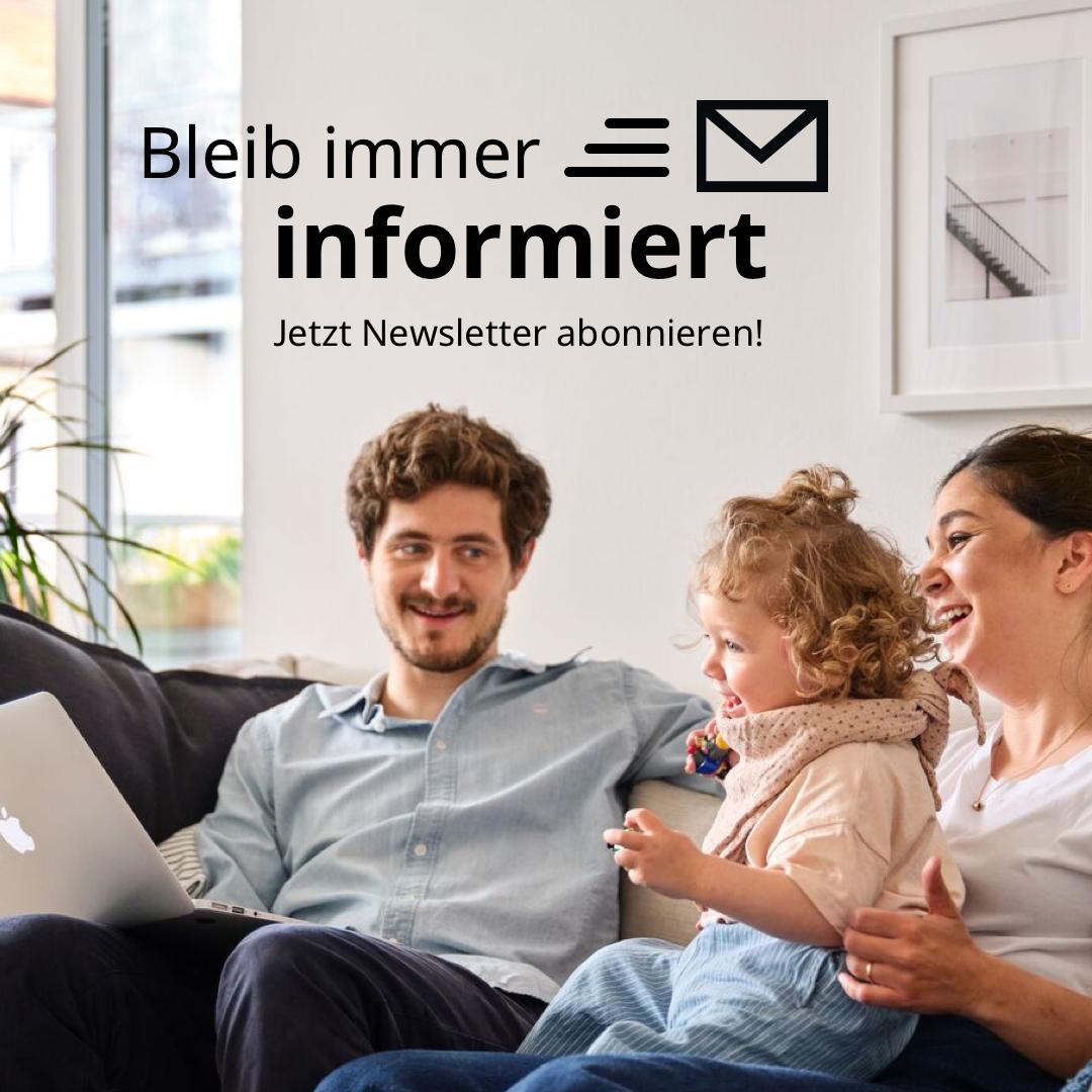 eine Familie die gemeinsam auf dem Sofa sitzt. darüber die Schrift, Bleim immer Informiert, jetzt NEwsletter abbonieren!
