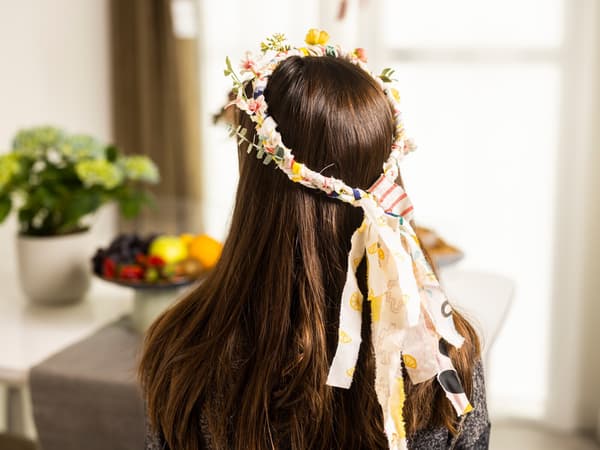 Eine Frau hat einen Blumenkranz auf dem Kopf