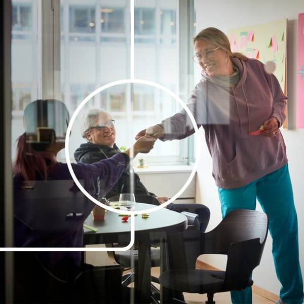 Eine Frau im Büro