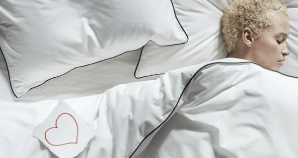 Eine Frau liegt in einem Bett und schläft