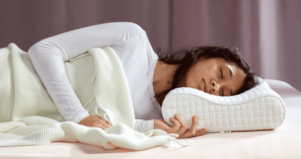 Eine Frau liegt in einem Bett und schläft