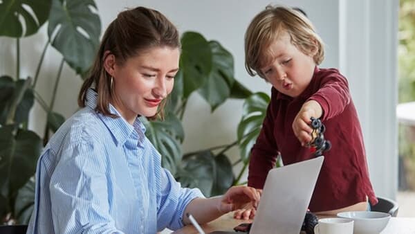 Eine Frau und ein Kind an einem Laptop