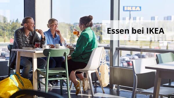 Eine glückliche Familie genießt ein Frühstück mit Kaffee bei einem IKEA Restaurant