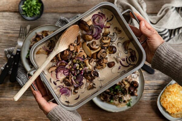 Eine große Pfanne mit veganer Sauce Stroganoff.