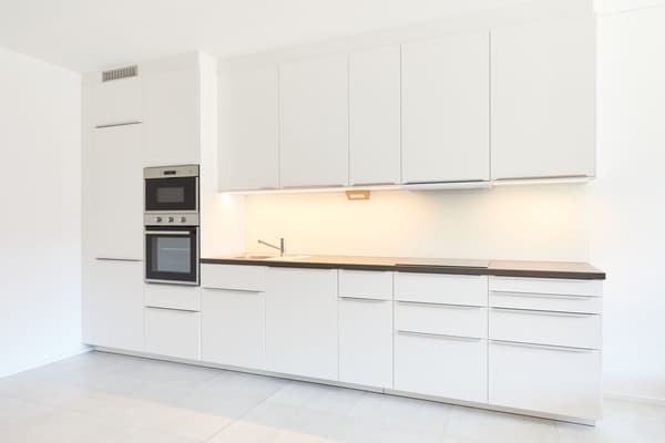 eine große weiße IKEA Küchenlösung gezeigt in einem hellen weißen Raum.