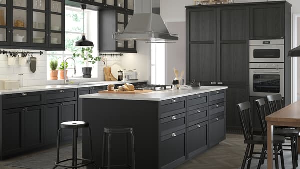 Eine grosszügige Küche in Schwarz und Weiss im klassischen Stil mit schwarz lasierten LERHYTTAN Fronten