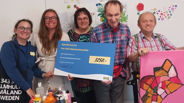 Eine Gruppe von 5 Menschen halten einen Spendenscheck über 3.250 Euro in der Hand.
