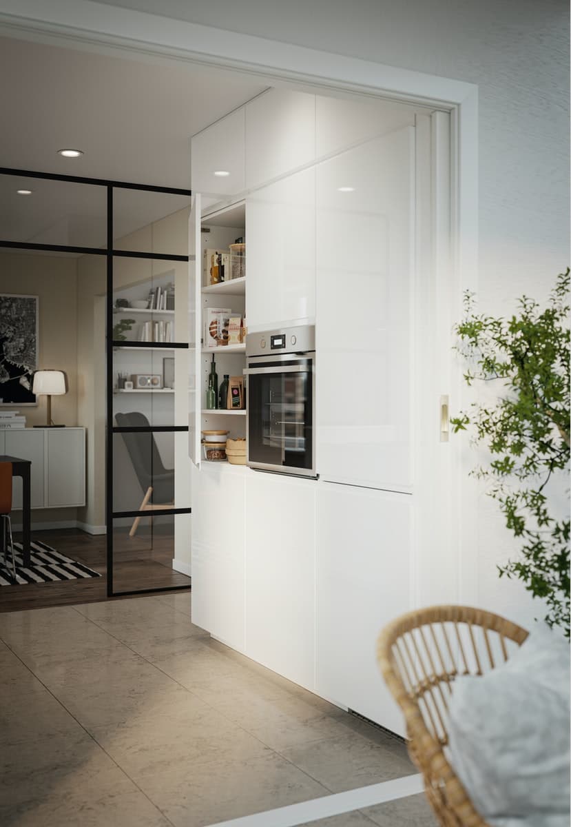 Eine Hochschrankkombination mit den VOXTORP Fronten in Hochglanz Weiß. Ein offener Bereich zeigt Dekorative Accessoires neben einem Hochschrank mit einem Backofen.