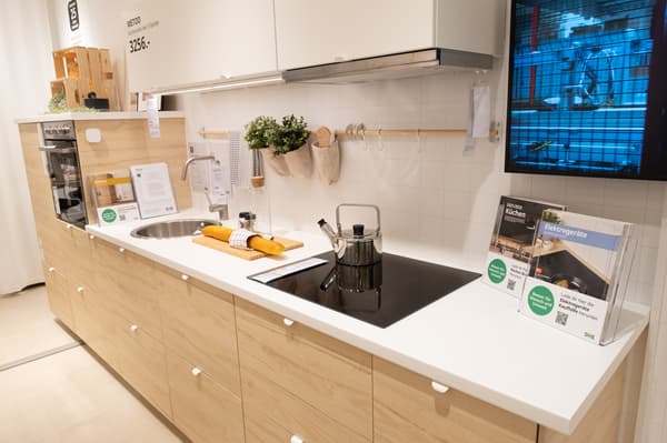 Eine IKEA Küche in der Ausstellung des Pop-ups in Wolfsburg.