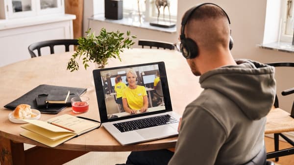 Eine IKEA Mitarbeiterin führt ein online Beratungsgespräch mit einem Kunden.