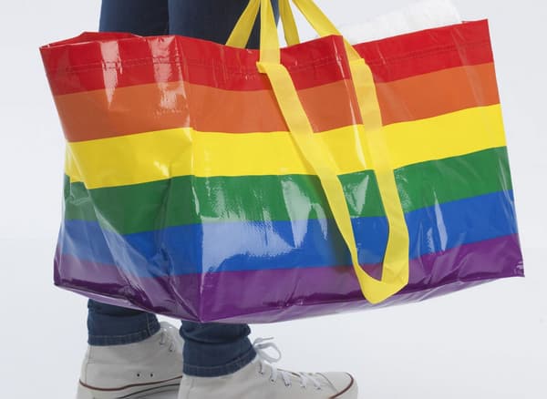 Eine IKEA Tüte in Regenbogenfarben