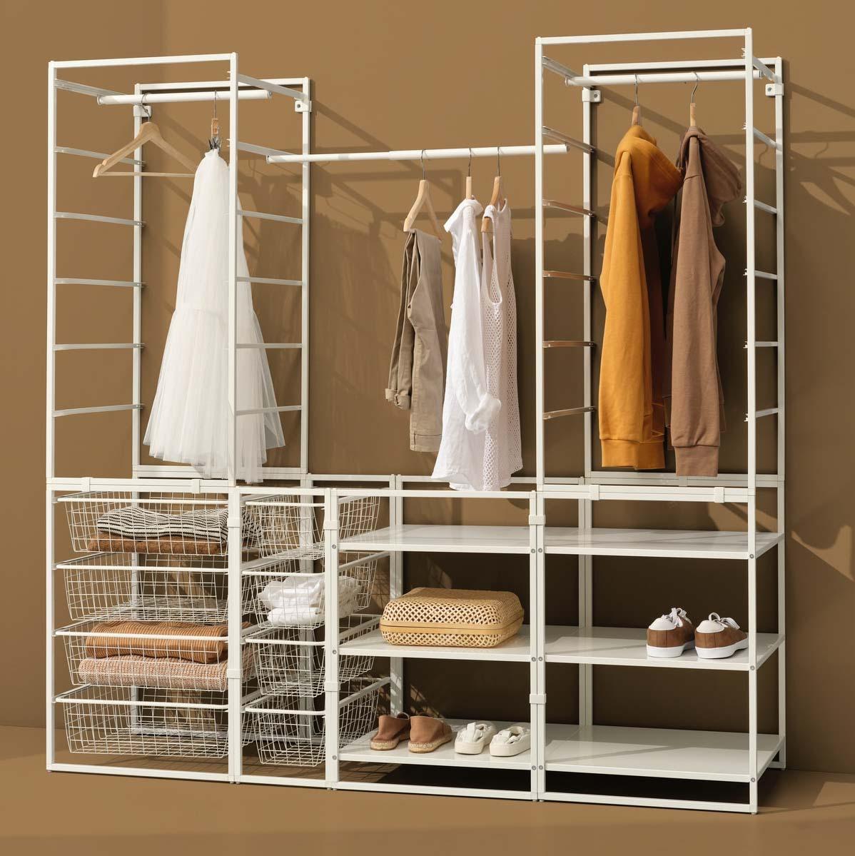 Eine JONAXEL Kleiderschrank Kombination ist zu sehen.