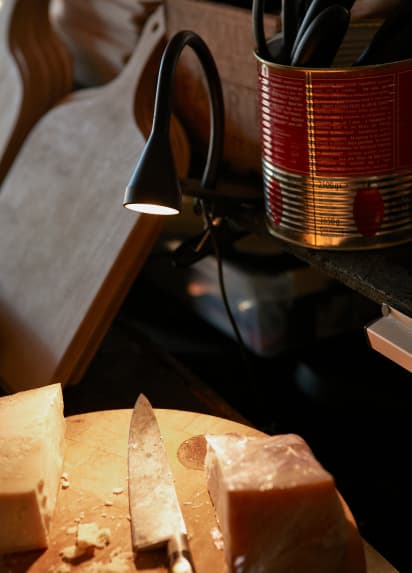 Eine Käseplatte mit einer Lampe darüber.