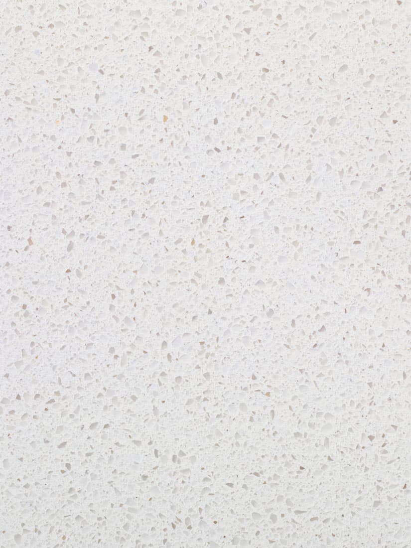 Eine KASKER Quarzkomposit Maßarbeitsplatte in weißem Quarzmuster