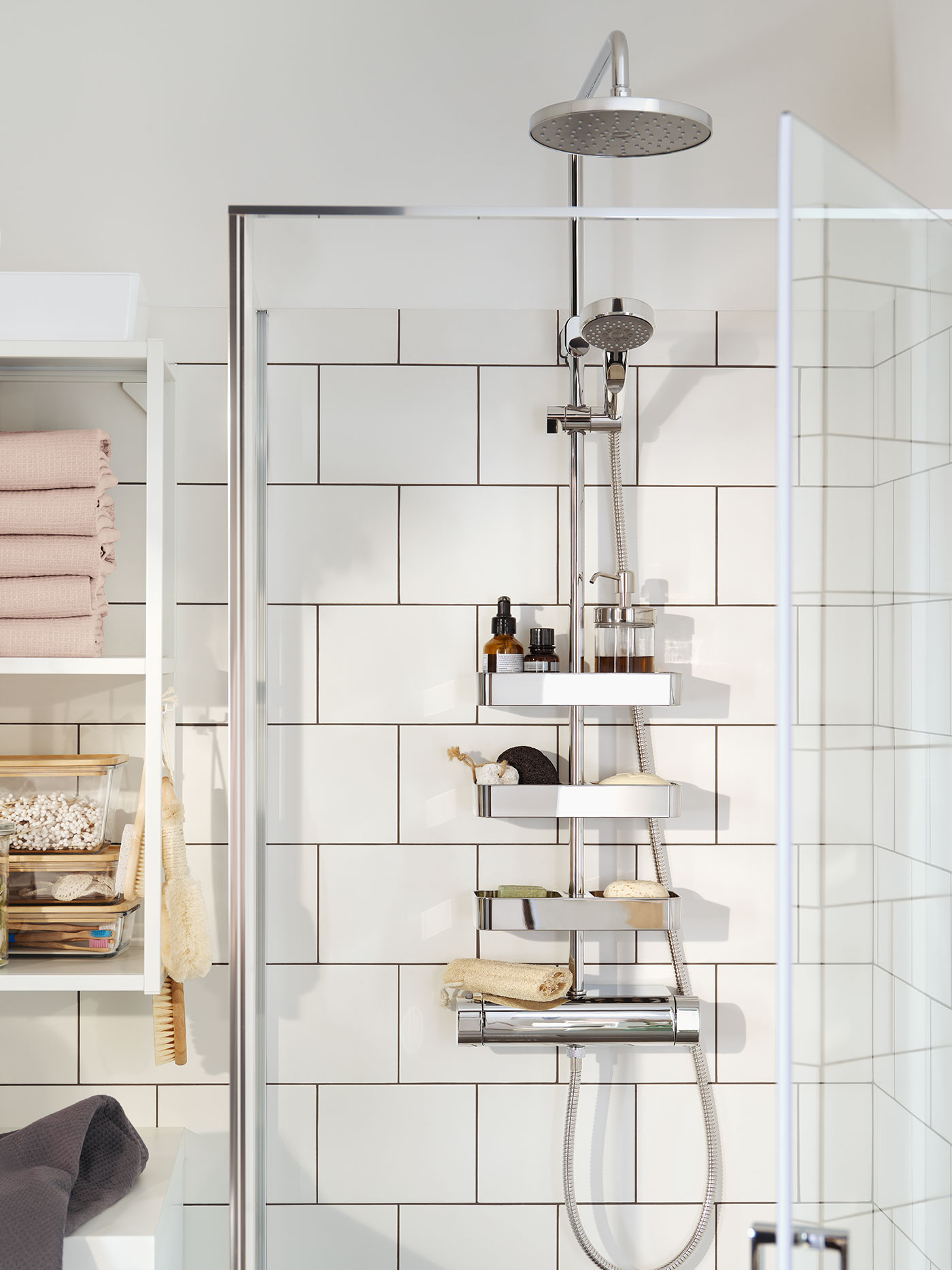 Eine Kombi Dusche mit Umschalter und einer verschromten Duschablage.