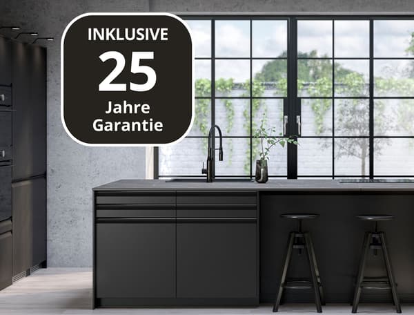 Eine Kücheninsel mit schwarzen Fronten und schwarzer Arbeitsfläche ist zu sehen. In der linken oberen Ecke sieht man den Hinweis, dass IKEA Küchen 25 Jahre Garantie haben.