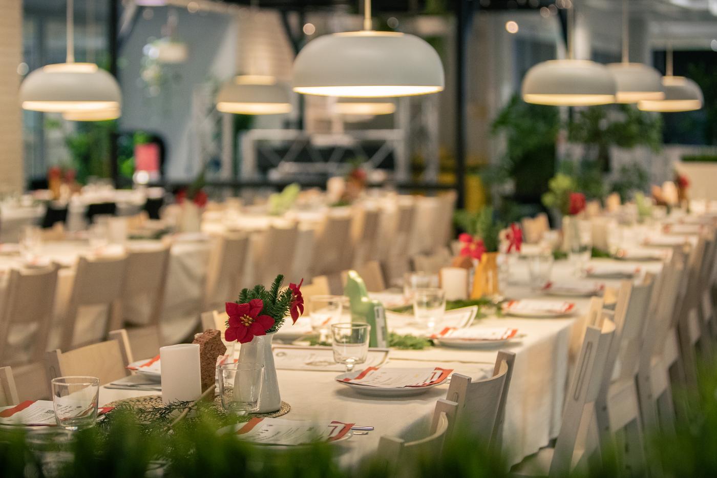 Eine lange Tischtafel ist gedeckt und geschmückt.