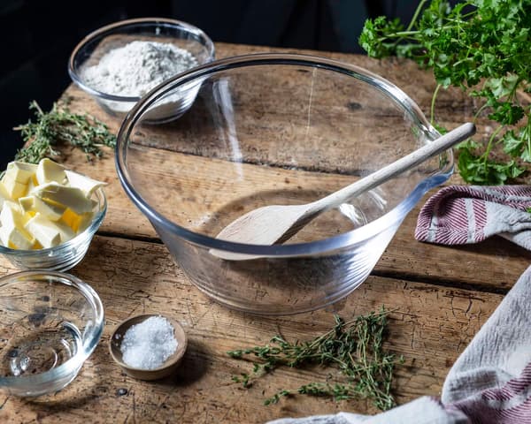 Eine leere Schüssel zur Zubereitung des Teigs für die Midsommar Quiche mit Pilzen.