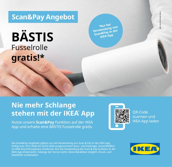 Eine männliche Hand, die einen Fusselroller hält und sich damit über den Pullover streift.