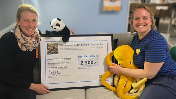 Eine Mitarbeiterin von IKEA Walldorf und eine Mitarbeiterin von der Stiftung Courage mit einem Spendenscheck.