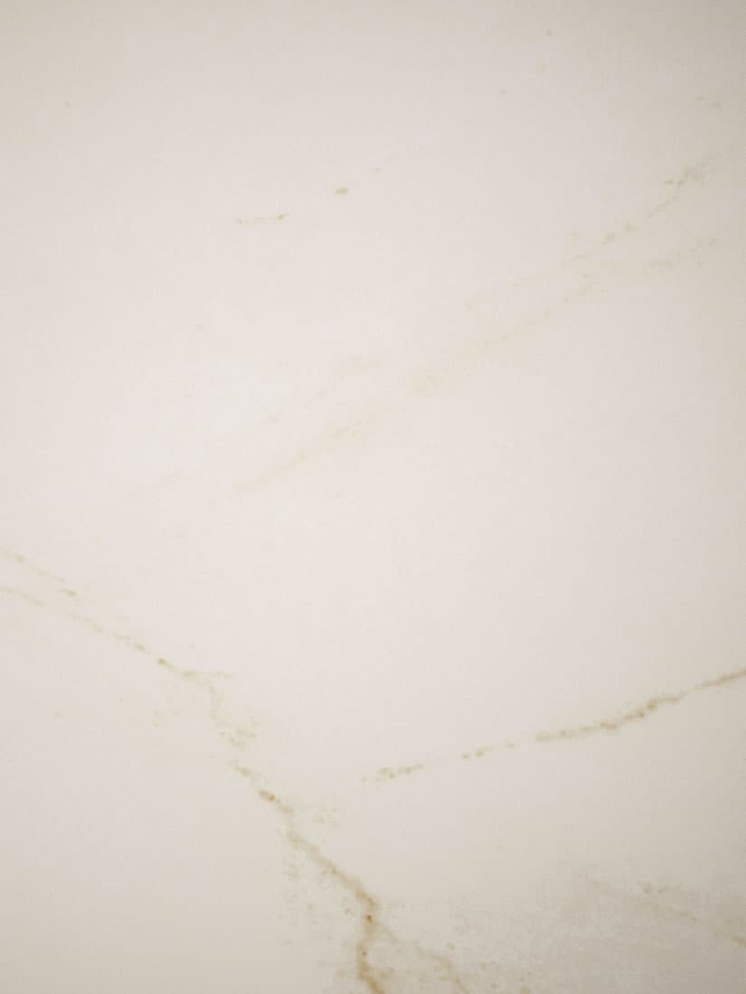 Eine MÖCKLARP Porzellankomposit Maßarbeitsplatte in marmoriertem elfenbeinweiß matt