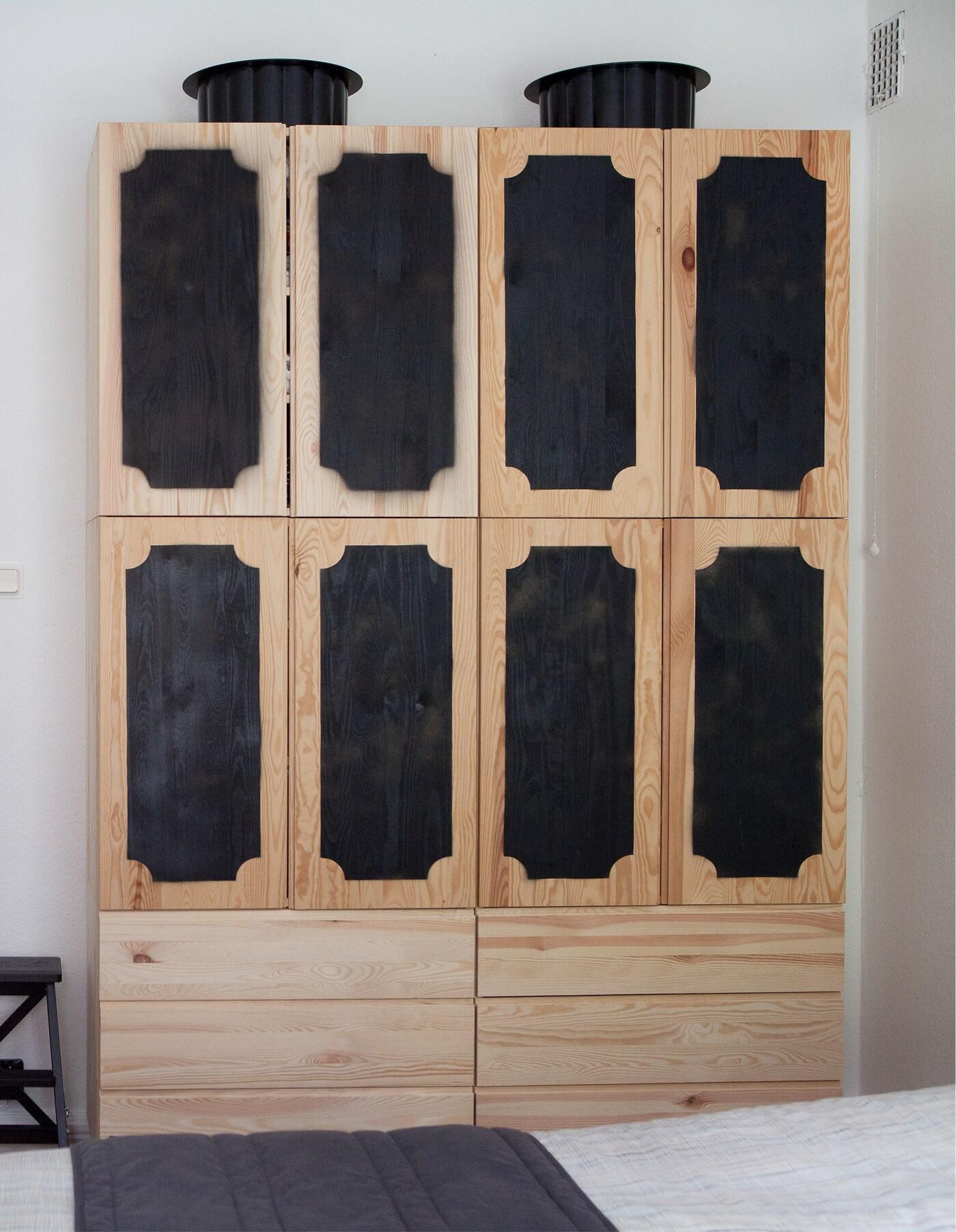 Eine Möglichkeit, IKEA IVAR als zwei 3er-Schubladenkommoden unter vier Schränken zu verwenden, die Türen schwarz angestrichen, um traditioneller zu wirken