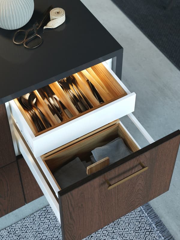 Eine perfekt organisierte METOD MAXIMERA Küchenschublade