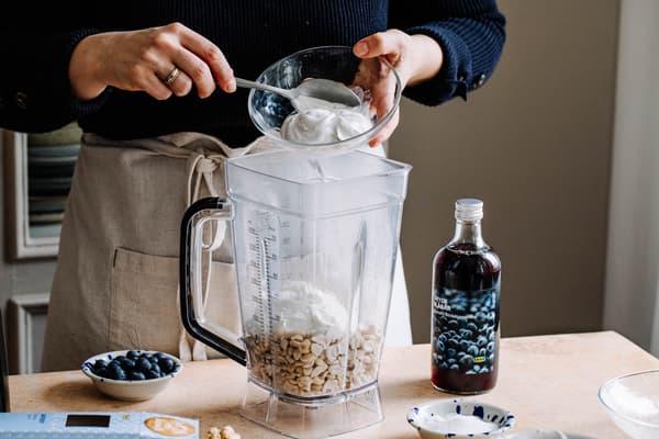 Eine Person arbeitet mit einem Mixer.