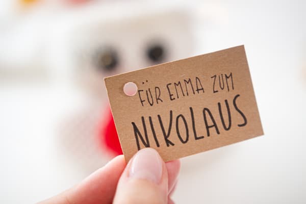 Eine Person hält ein Schild in der Hand, auf dem 