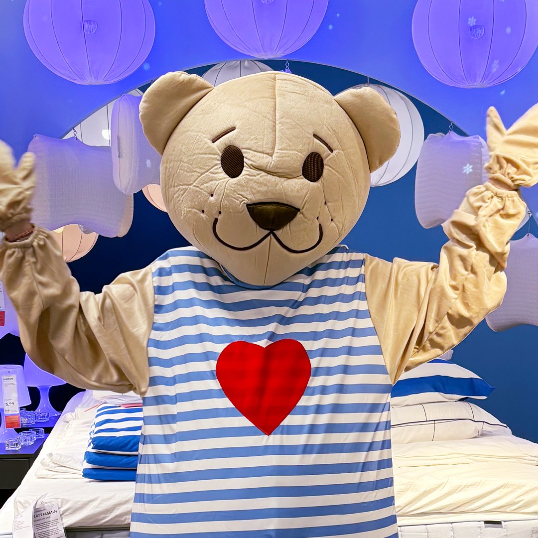 EIne Person in einem Fabler Björn Kostum winkt in die Kamera.