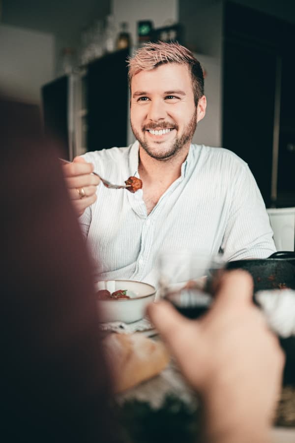 Eine Person isst eine Portion PLANTBULLAR Albóndigas.