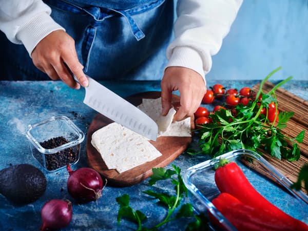 Eine Person schneidet Fladenbrote in Viertel.