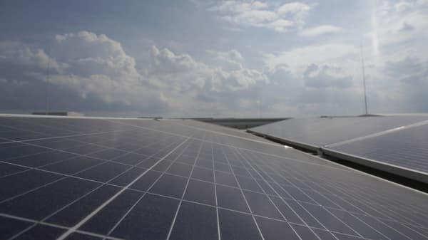 Eine Photovoltaikanlage auf dem Dach des Logistikzentrums.
