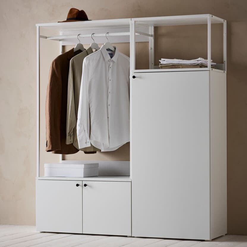 Eine PLATSA Kombination in weiß mit offener Kleideraufbewahrung.