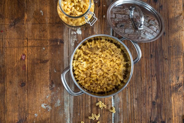 Eine Portion Nudeln in einem Topf.